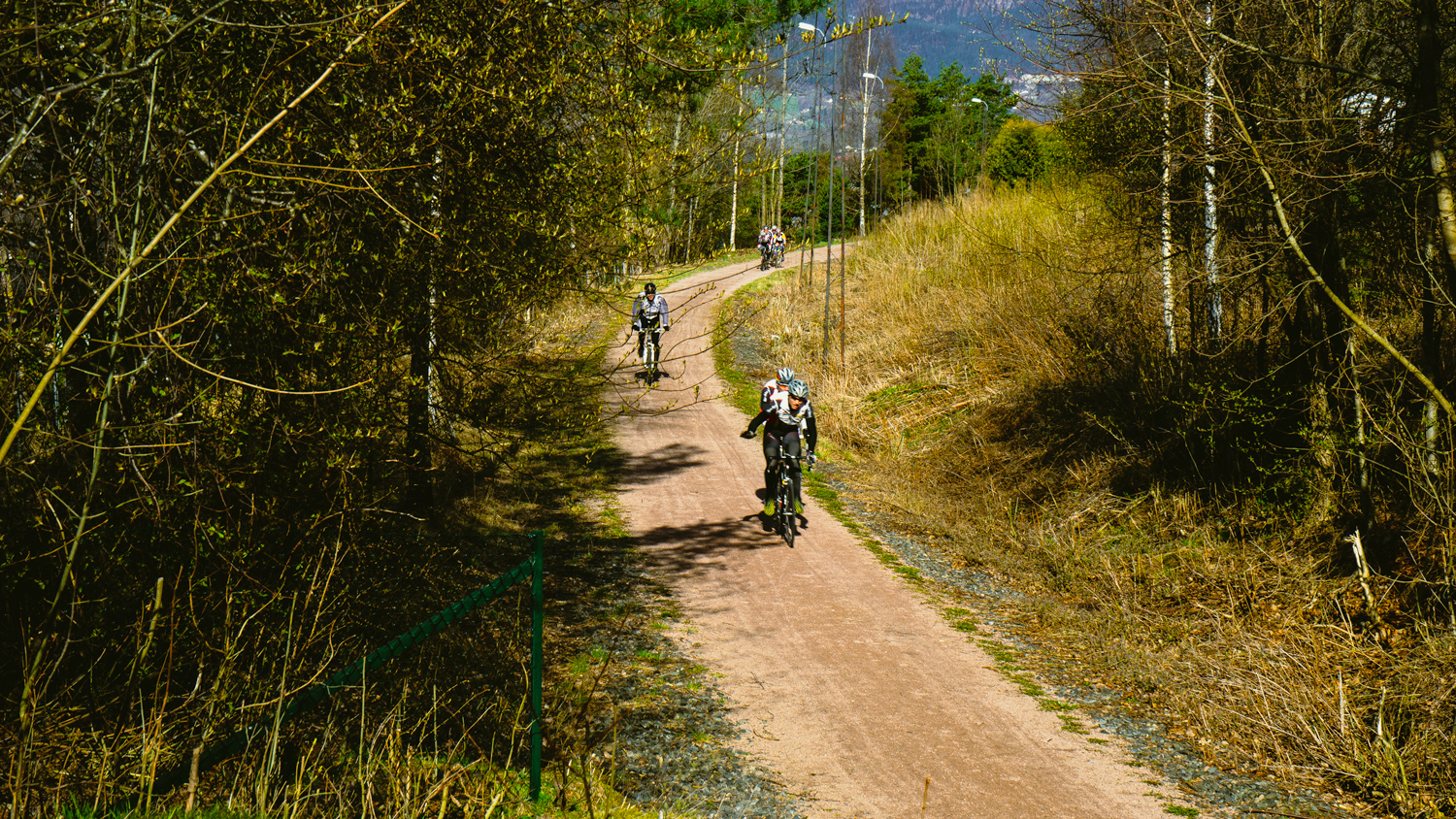 Syklister på jernbanelinja i retning Spikkestad