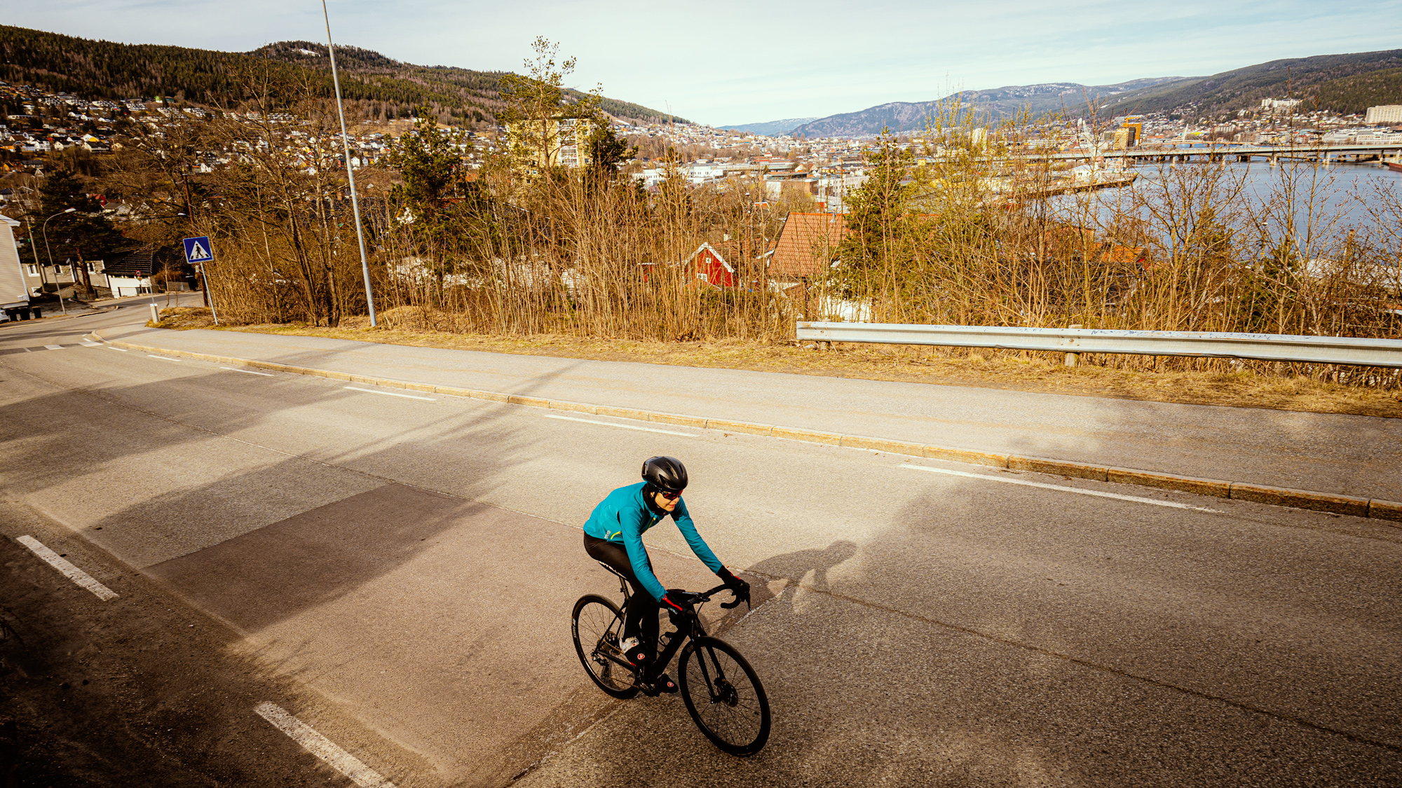 Syklist med utsikt over Drammen fra Gamle Kongevei